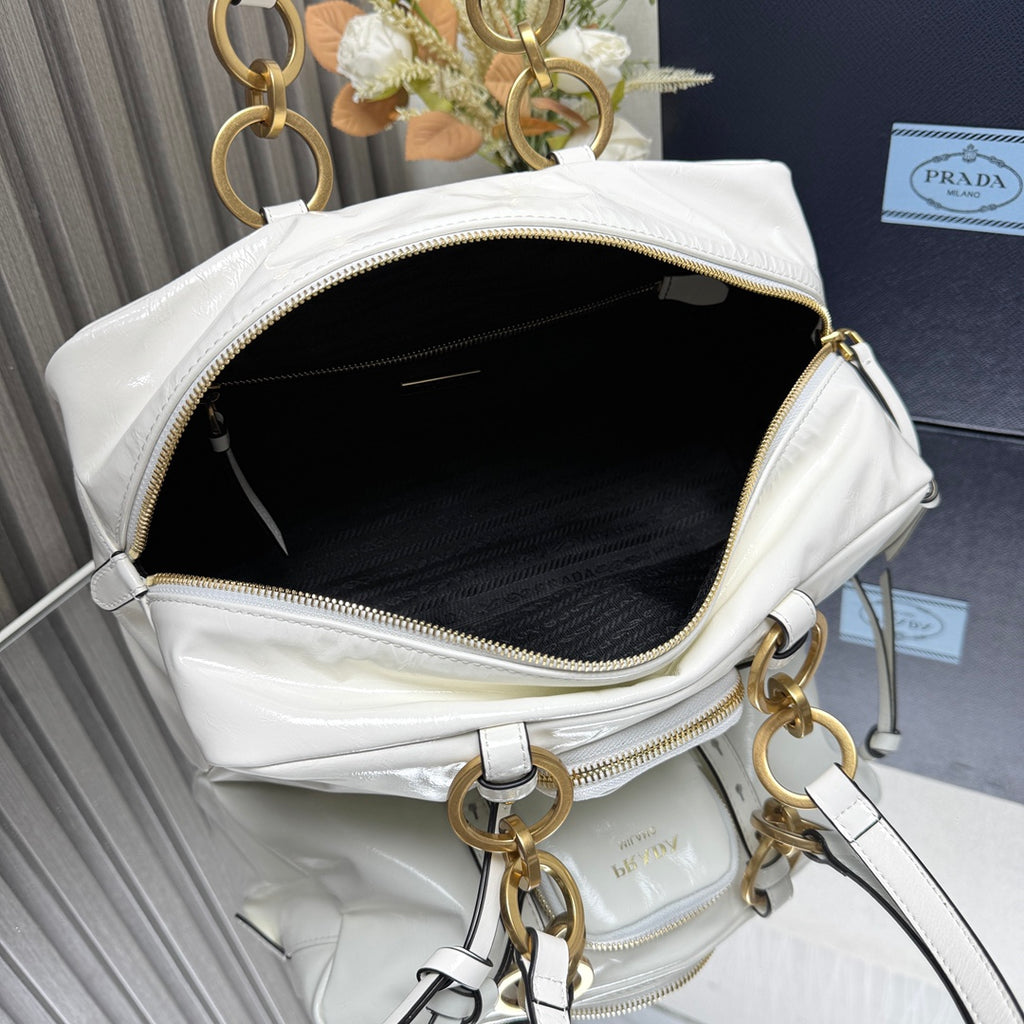 Prada Pre-Owned
2025 Medium Leather Dangle Top Handle Bag shoulder bag