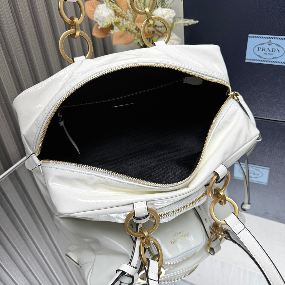 Prada Pre-Owned
2025 Medium Leather Dangle Top Handle Bag shoulder bag
