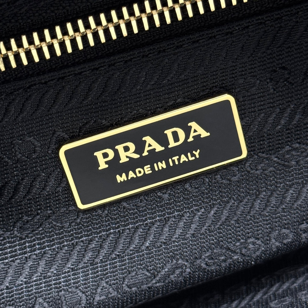 Prada Pre-Owned
2025 Medium Leather Dangle Top Handle Bag shoulder bag