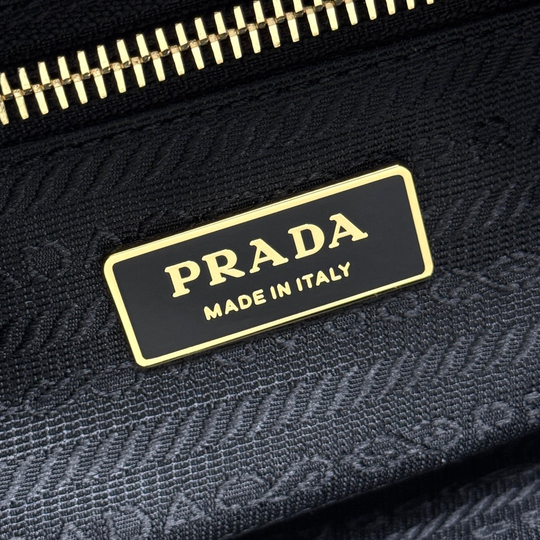 Prada Pre-Owned
2025 Medium Leather Dangle Top Handle Bag shoulder bag